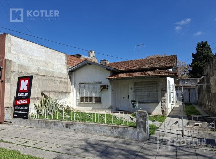 Casa 3 Ambientes con Garage y Gran Fondo Libre en Lote de 10x42 - 2