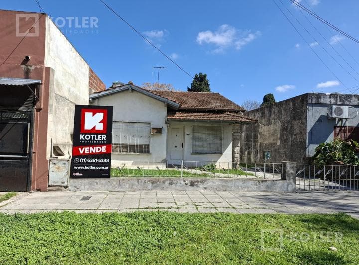 Casa 3 Ambientes con Garage y Gran Fondo Libre en Lote de 10x42 - 3