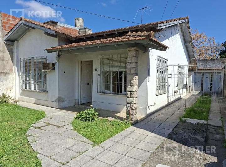 Casa 3 Ambientes con Garage y Gran Fondo Libre en Lote de 10x42 - 4