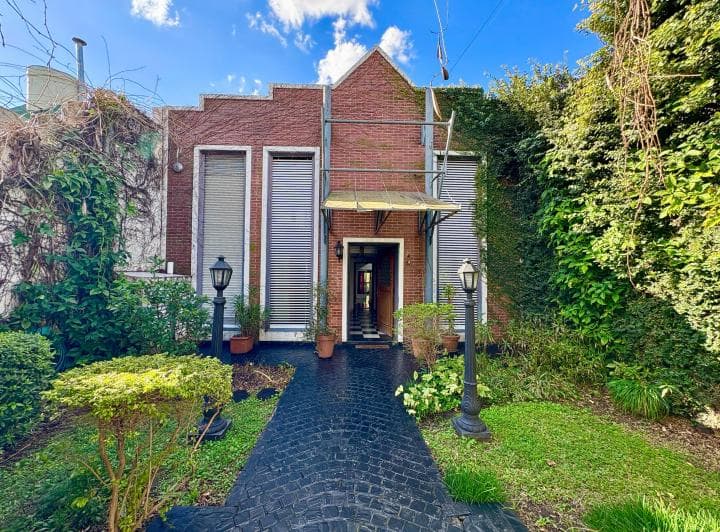 Casa de Diseño 4 Dorm. con Dos Cocheras y Gran Jardín en Rosario en Venta - 3