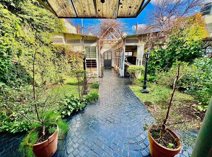 Casa de Diseño 4 Dorm. con Dos Cocheras y Gran Jardín en Rosario en Venta - 4