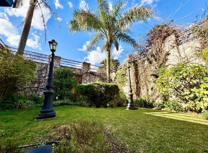 Casa de Diseño 4 Dorm. con Dos Cocheras y Gran Jardín en Rosario en Venta - 2
