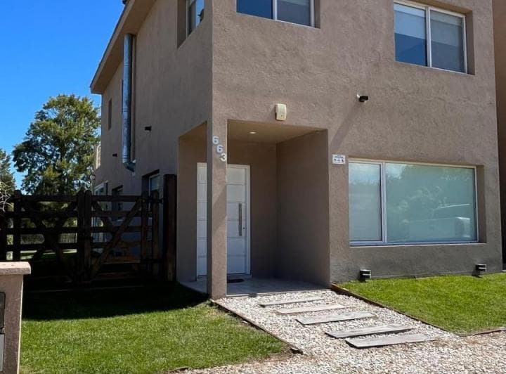 Duplex en Venta de 4 Ambientes en Las Gaviotas con Jardín, Pileta y Cochera - 2