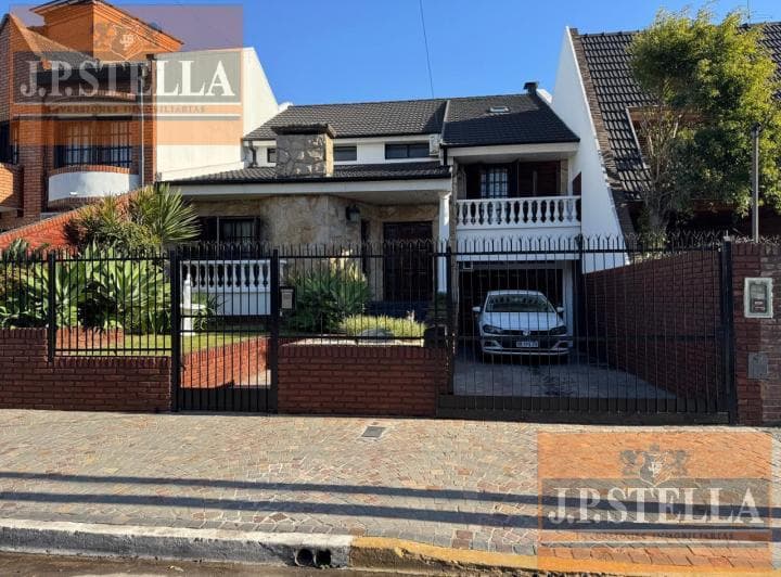 Excelente Chalet 6 Amb C/ Pileta, Quincho y 4 Cocheras 353 m² Edif. - S. Justo (Ctro) - 2