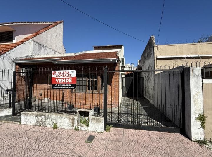 Casa Tres Ambientes con Cochera Patio y Terraza en Sarandi - 2