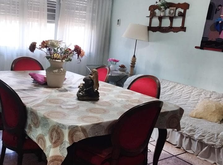 Casa en Castelar Norte - 5 Ambientes - Cochera y Amplio Lote - 5
