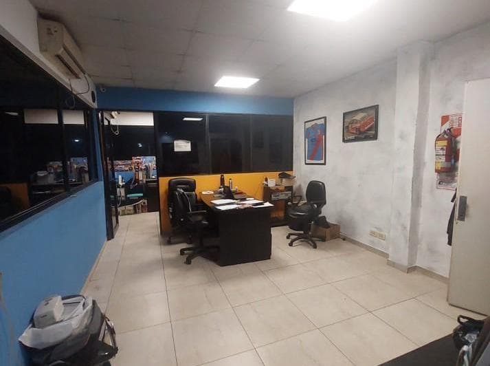 Amplio Galpon con Oficinas y Departamentos en San Justo - 3
