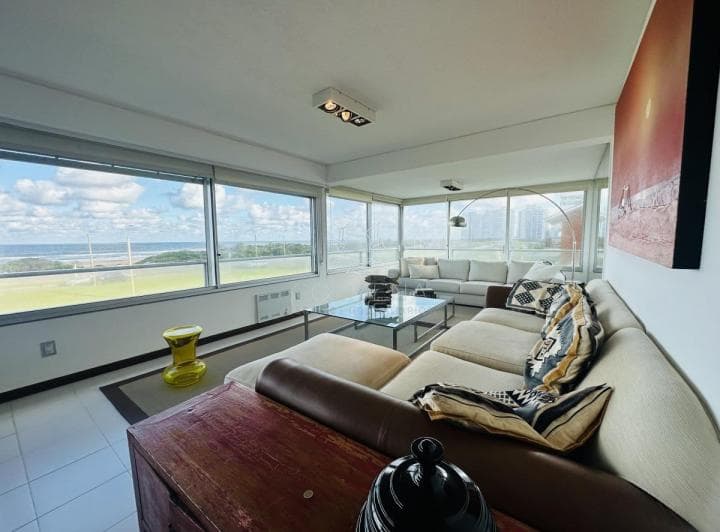 Apartamento de 3 Dorm. y Dependencia de Servicio en Punta del Este - 2
