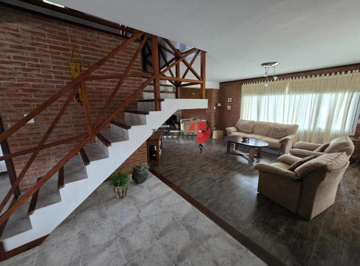 Casa en Venta - Barrio B5 - Excelente Estado - Quincho - Financiación - 2