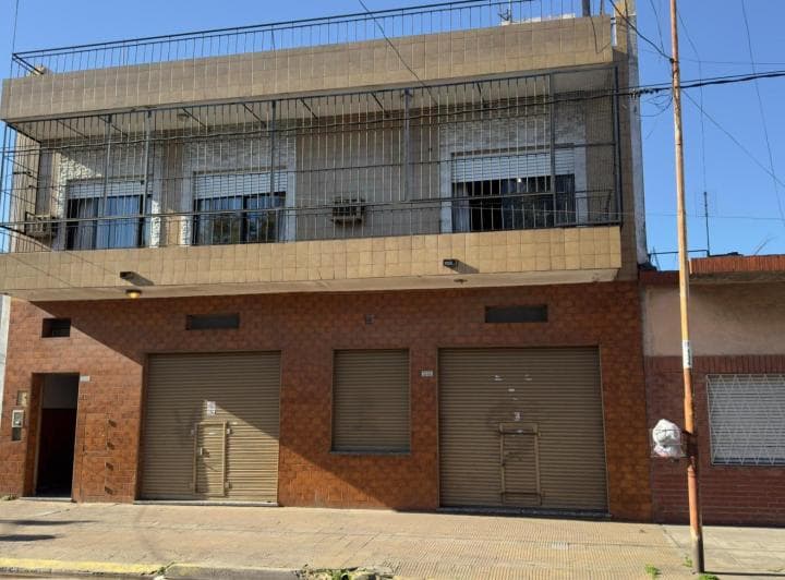 Venta en Block 2 Locales Comerciales + Vivienda 4 Ambientes - 2