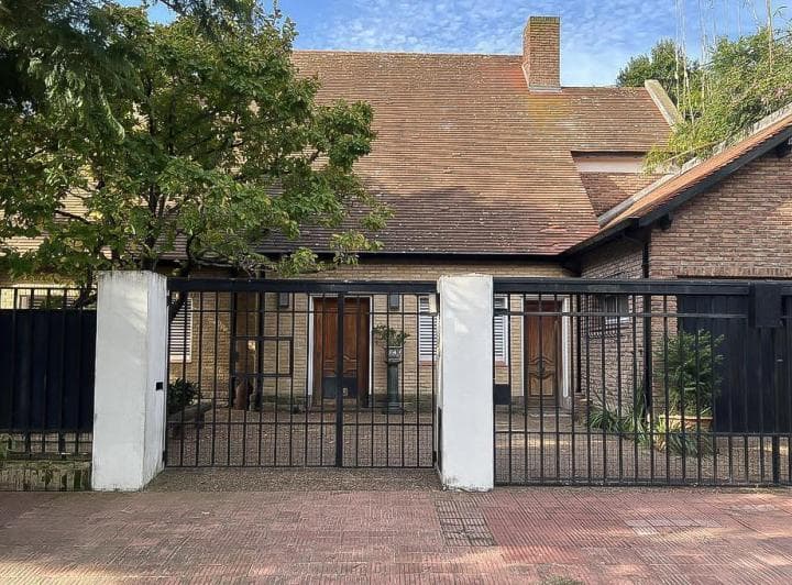 Casa en Venta Sobre Lote de 1.224 m² Ubicado en Martínez, San Isidro - Jardín y Pileta - 2