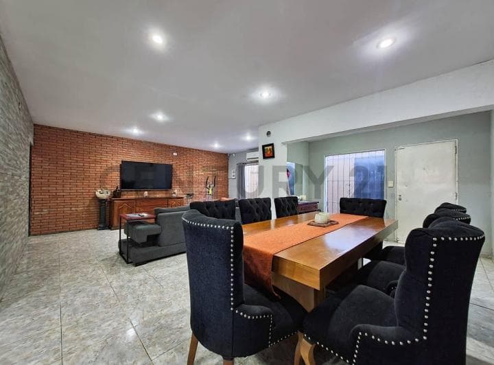 Casa de 4 Dorm. en Venta - 5