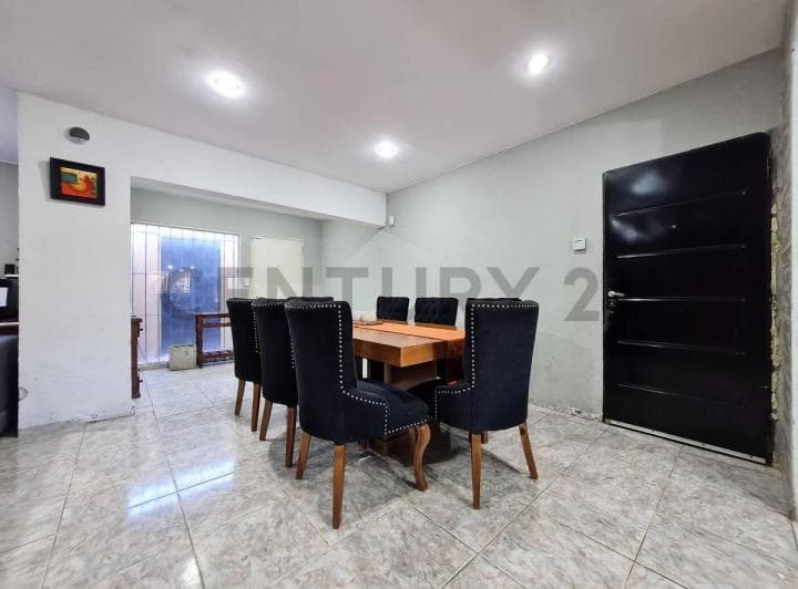 Casa de 4 Dorm. en Venta - 4