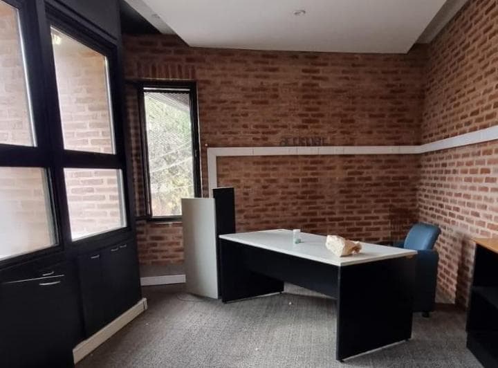 Excelente Depósito con Techos de Gran Altura, Oficinas de Categoría y Ubicación Estratégica - 4