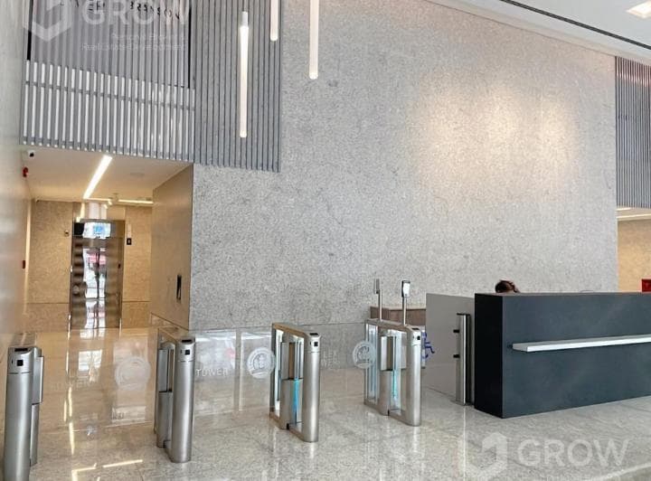 Venta y Alquiler de Oficina a Estrenar con Terraza en Lex Tower - 2