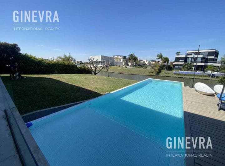 Hermosa Casa Al Agua en Venta Nordelta Lagos del Golf - 5