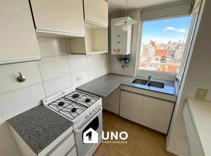 Amplio Departamento de 1 Dormitorio con Balcón y Ventilación Cruzada en Pleno Centro. - 2