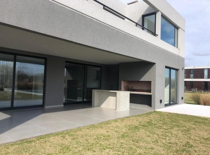 Casa 7 Ambientes Venta La Calesa Pilara Frente Al Golf con Pileta, Parrilla y Jardin - 3