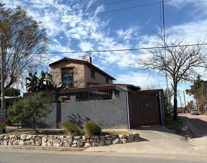 Venta Casa con Pileta Apta a Credito Unquillo Acepta Permuta - 2