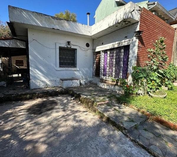 Venta de Casa con Parque a Reciclar en Gral Pacheco - 2