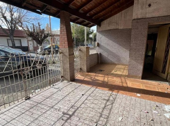 Casa S/lote de a Refaccionar! Local + Coch + Dep. - 2