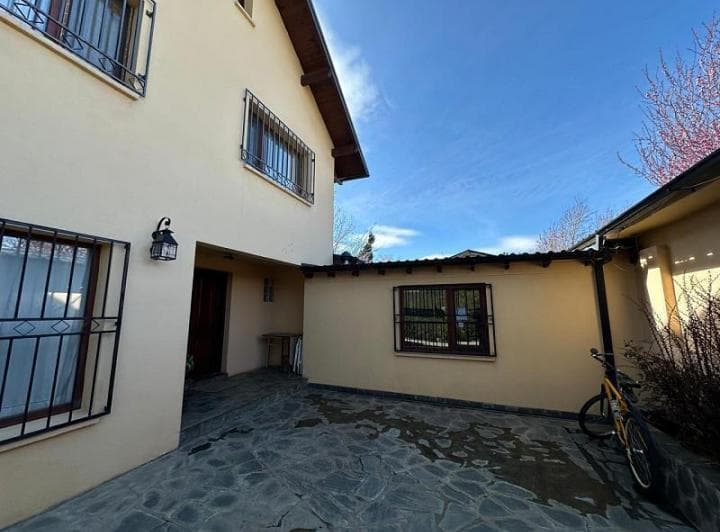 Venta Dos Casas, Una 4 Ambientes, Otra 8 Departamentos de 1 y 2 Ambientes en El Centro de Bariloche - 4