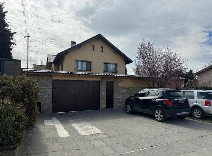 Venta Dos Casas, Una 4 Ambientes, Otra 8 Departamentos de 1 y 2 Ambientes en El Centro de Bariloche - 2