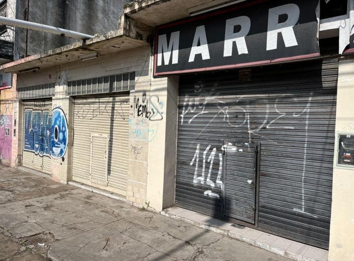 Bloque de Tres Locales Comerciales, Sobre Av Brandsen en Pleno Ctr Comercial - 2