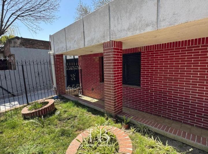 Venta Casa + Dpto a m de La Ruta 20 - 3