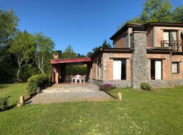 Casa con Jardín de 663 m² y Pileta y 3 Dorm. en Venta en Costa del Este - 3
