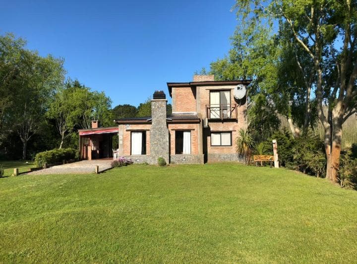 Casa con Jardín de 663 m² y Pileta y 3 Dorm. en Venta en Costa del Este - 2