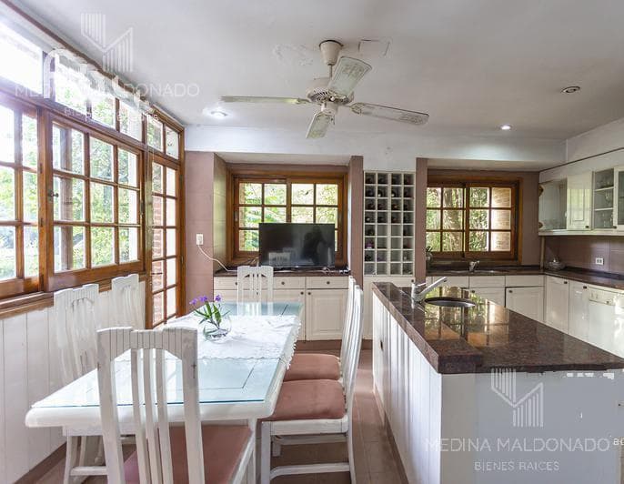 Venta Casa de 6 Ambientes con Pileta - Banfield Oeste - 2