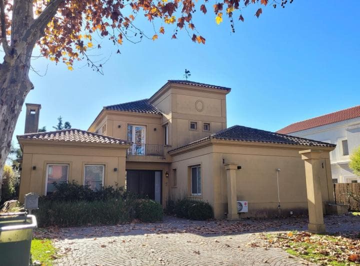 Ayres del Pilar | Venta | Retasada - Interesante Casa de 4 Dorm con Ascensor y Dependencia - 2