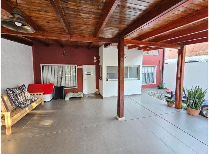 Casa en Venta de 4 Dorm. Jardín, Quincho Piscina. Barrio Santa Rita. Excelente Estado - 2