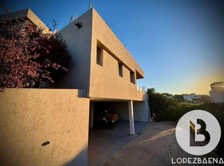 Espectacular Casa en Venta en La Cuesta de 3 Dorm. - 4
