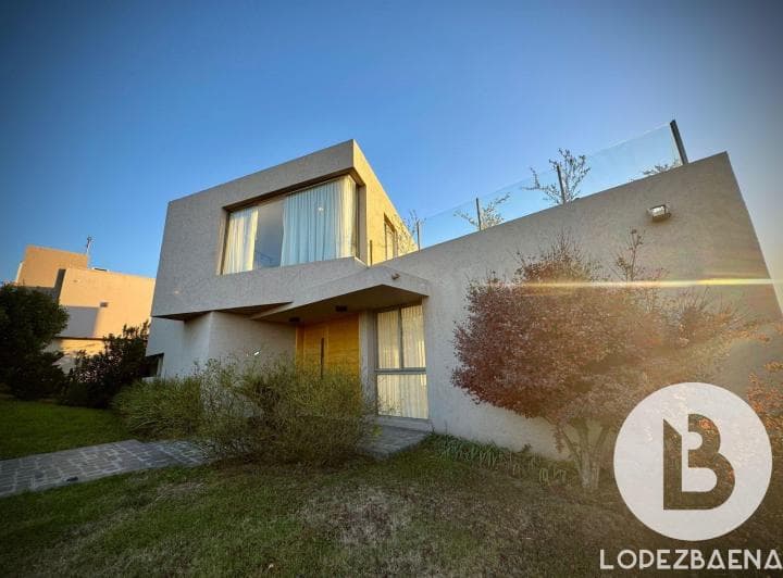 Espectacular Casa en Venta en La Cuesta de 3 Dorm. - 3