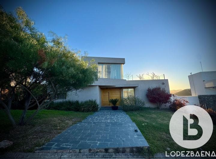 Espectacular Casa en Venta en La Cuesta de 3 Dorm. - 2