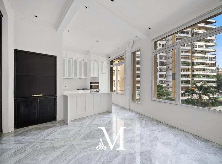 Departamento Oficina Refaccionado Estilo Frances con Mucha Luz y Balcon en Retiro Av Libertador - 2