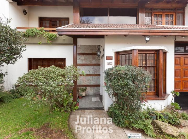 Casa de Siete Ambientes en Venta - Bernal - 3