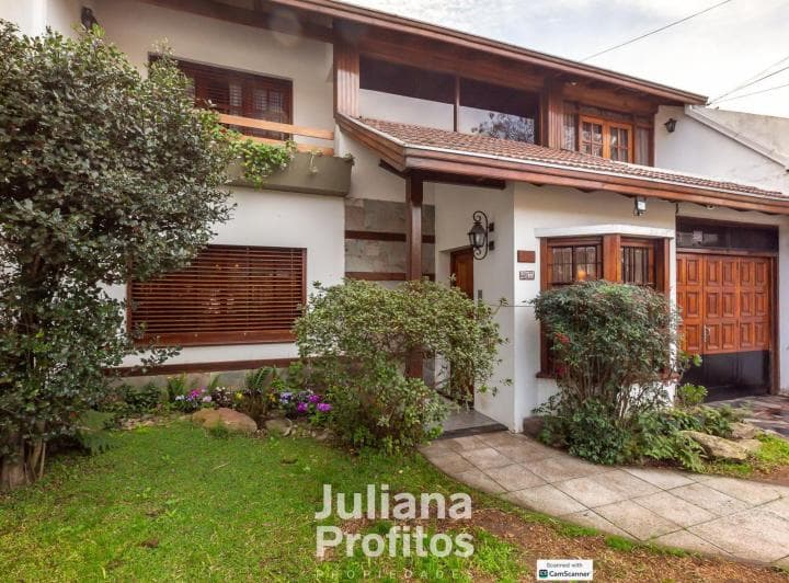 Casa de Siete Ambientes en Venta - Bernal - 2