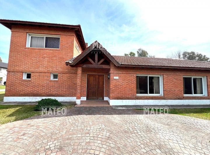 Solido Chalet con Excelente Ubicacion - 3