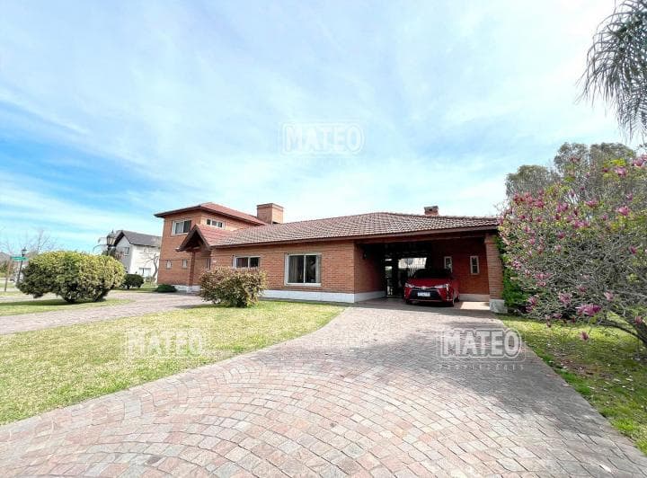 Solido Chalet con Excelente Ubicacion - 4