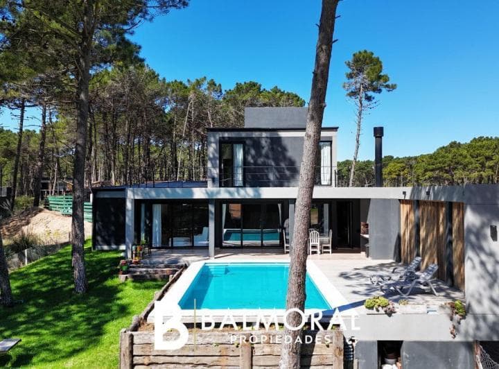 Importante Casa en Barrio Los Pioneros en Venta - 2