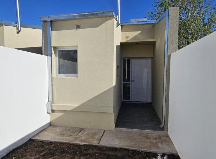 Casa de un Dormitorio a Estrenar, con Cochera y Patio. Financiada. Passo Entre Sto Cabral y San Lore - 5
