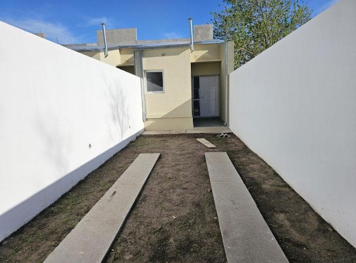 Casa de un Dormitorio a Estrenar, con Cochera y Patio. Financiada. Passo Entre Sto Cabral y San Lore - 4