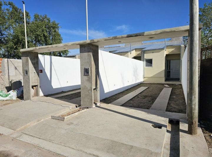Casa de un Dormitorio a Estrenar, con Cochera y Patio. Financiada. Passo Entre Sto Cabral y San Lore - 2