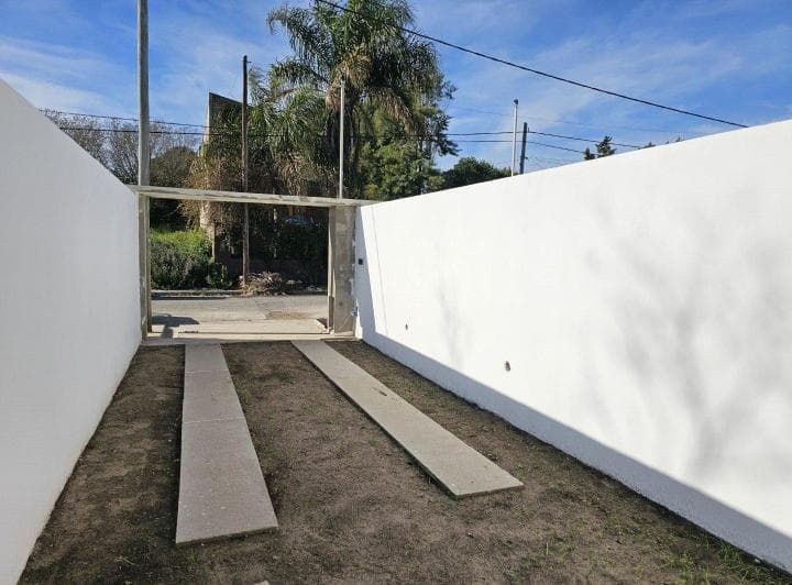 Casa de un Dormitorio a Estrenar, con Cochera y Patio. Financiada. Passo Entre Sto Cabral y San Lore - 3