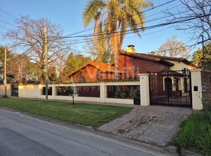 Chalet Estilo Casa Quinta en Venta 5 Ambientes Sobre Lote de 1000 m², Hurlingham - 2
