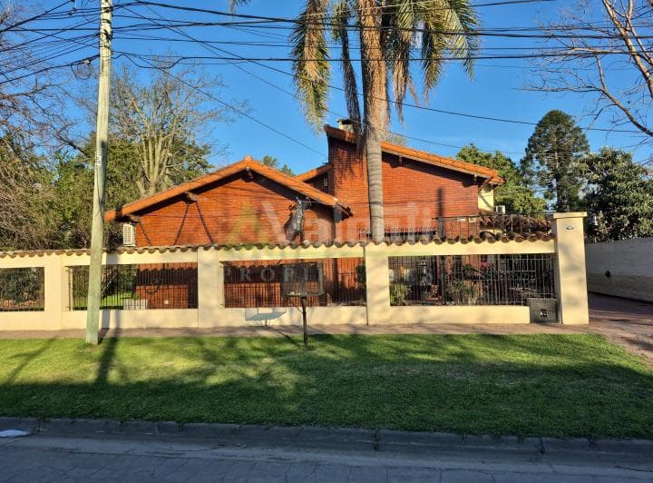 Chalet Estilo Casa Quinta en Venta 5 Ambientes Sobre Lote de 1000 m², Hurlingham - 3