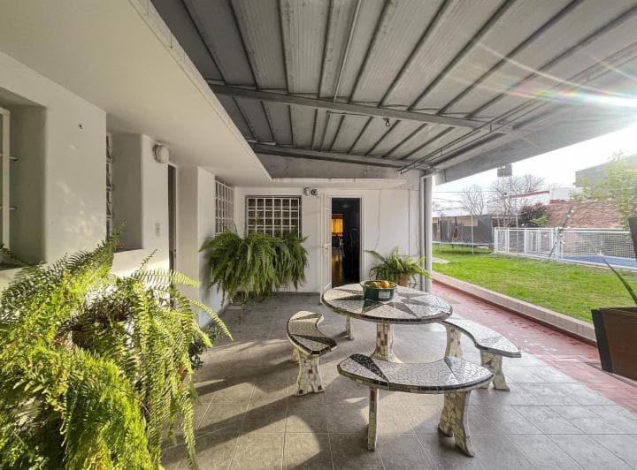 Casa de 3 Dorm. con Gran Jardín, Cochera Pasante y Pilete en Ludueña - 3